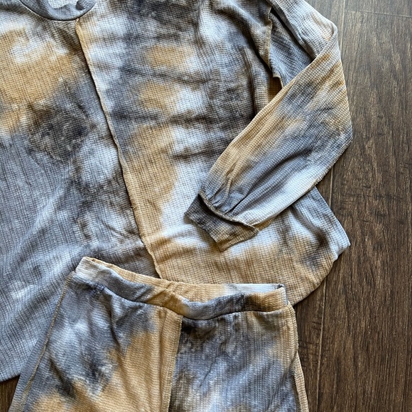 Fashion Nova Set-Marble Colored Lounge Set - Picture 3 of 4